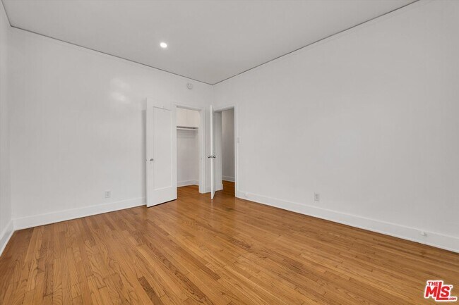 Building Photo - 858 1/2 S Gramercy Pl