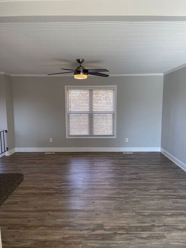Building Photo - 4 Bedroom - 3 Bath Home with a 2 car garage in Farragut