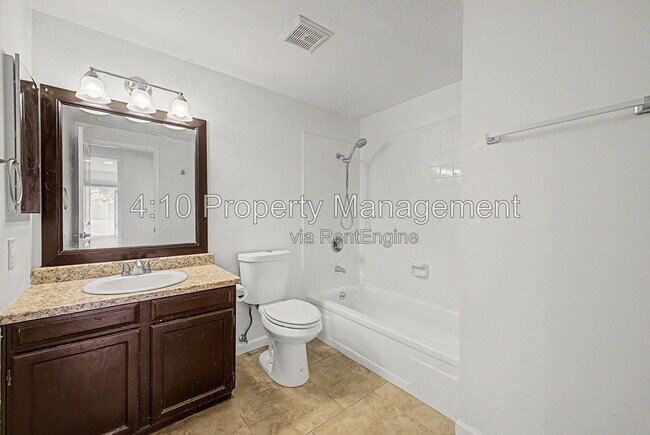 Building Photo - 2104 N Comanche Dr