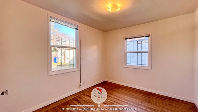 Building Photo - Remodeled 1 bedroom with hardwood flooring and spacious modern kitchen with new appliances!
