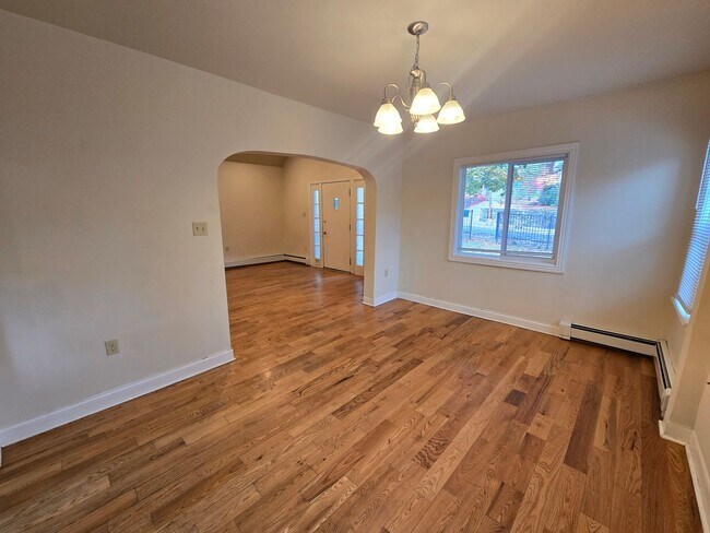 Building Photo - Large Beautiful South Hill Home! Available Now!