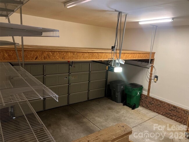 Building Photo - 711 E 9th St