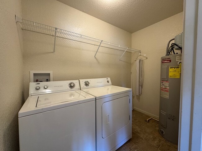 Building Photo - 3 Bed 2 Bath Duplex To Include Single Car ...