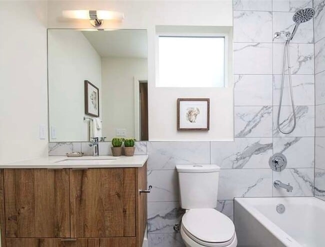 Building Photo - 4bd/4ba Townhouse in Queen Anne