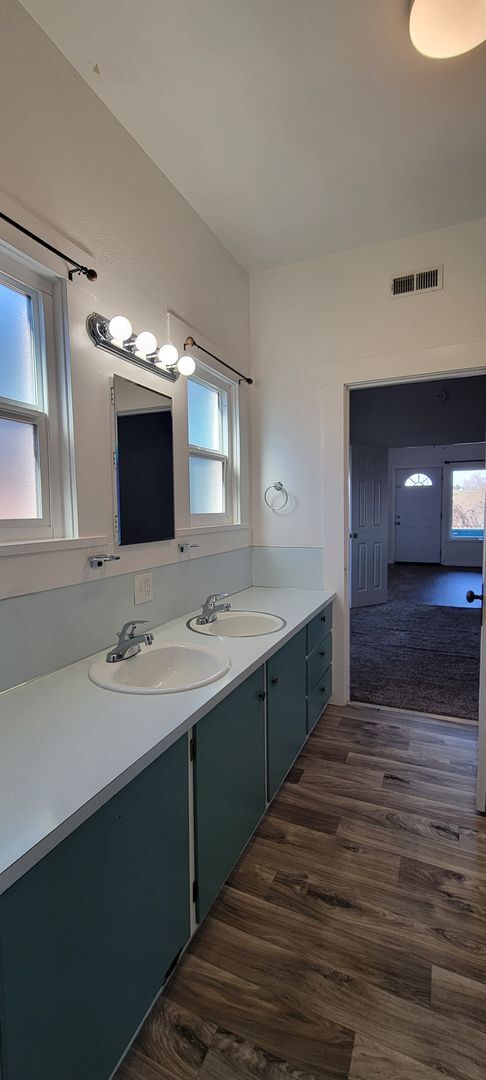 Building Photo - Enjoy The River Breeze On The Front Porch