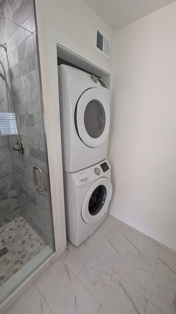 Building Photo - One bedroom one bath Adjacent apartment with private entrance.