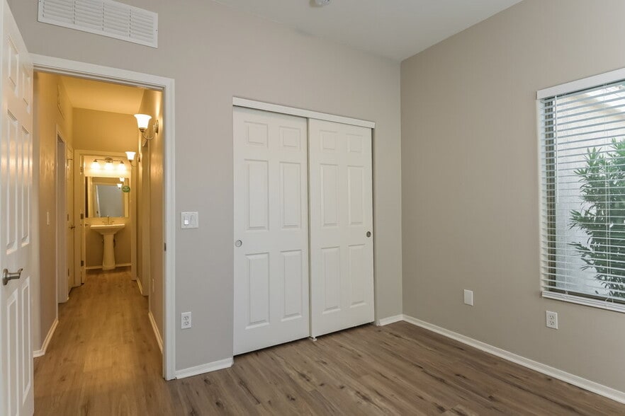 Building Photo - 405 East Placita Nodo