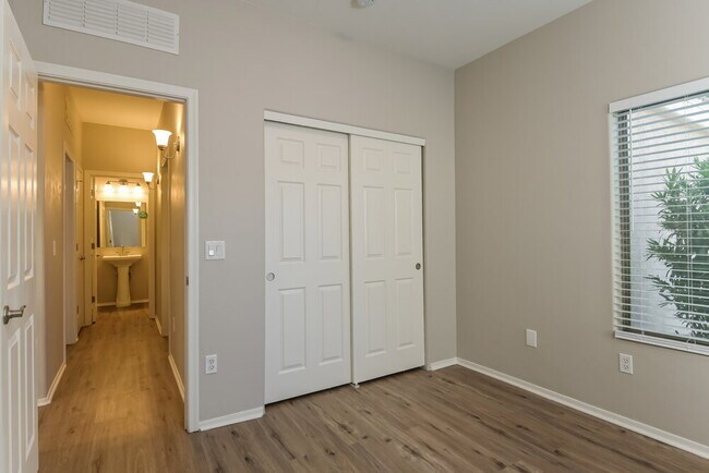 Building Photo - 405 East Placita Nodo