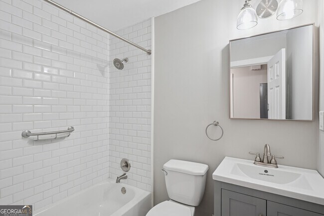 Building Photo - 1335 E Washington Ave