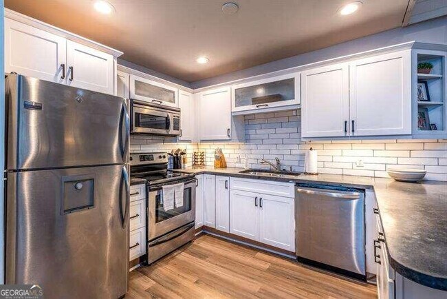 Building Photo - 3200 Rim Cove Dr