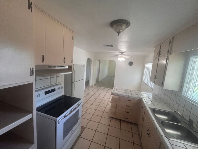 Building Photo - Move in Ready in  Hanford 3 bedroom, 1 bath with large yard!