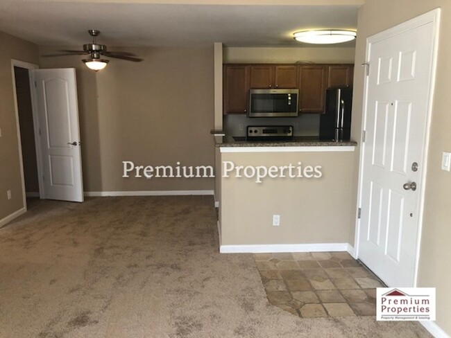 Building Photo - Move-in Ready 2BD/1BA Upper-Level, End Uni...