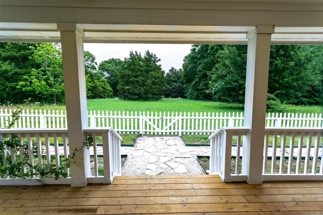 Building Photo - 404 N Meyersville Rd