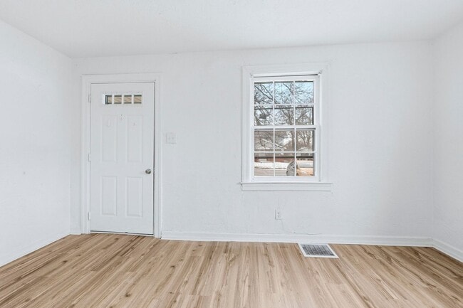 Building Photo - Spacious 4 Bedroom House with New Updates