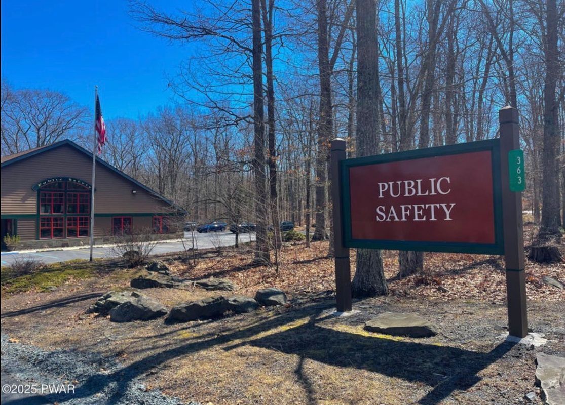 Building Photo - 811 Hickory Ct