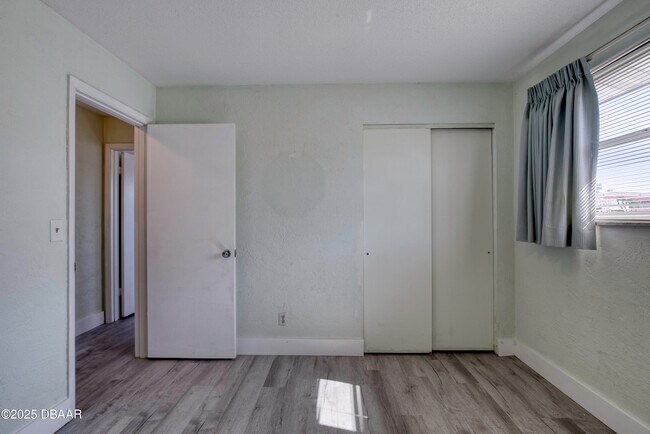 Building Photo - 3041 N Oleander Ave