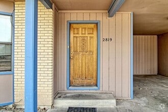 Building Photo - Spacious 3-Bed Townhouse with Private Pati...