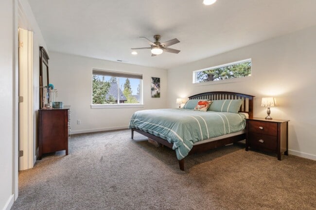 Building Photo - Beautiful home in SW Bend!  Large fenced i...