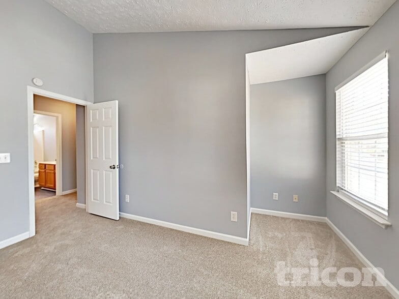 Building Photo - 242 Oak Grove Way