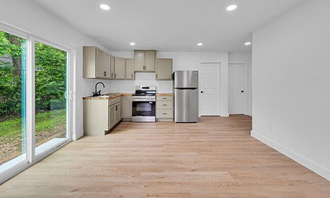 Building Photo - Newly remodeled 3 bedroom/2 baths coming s...