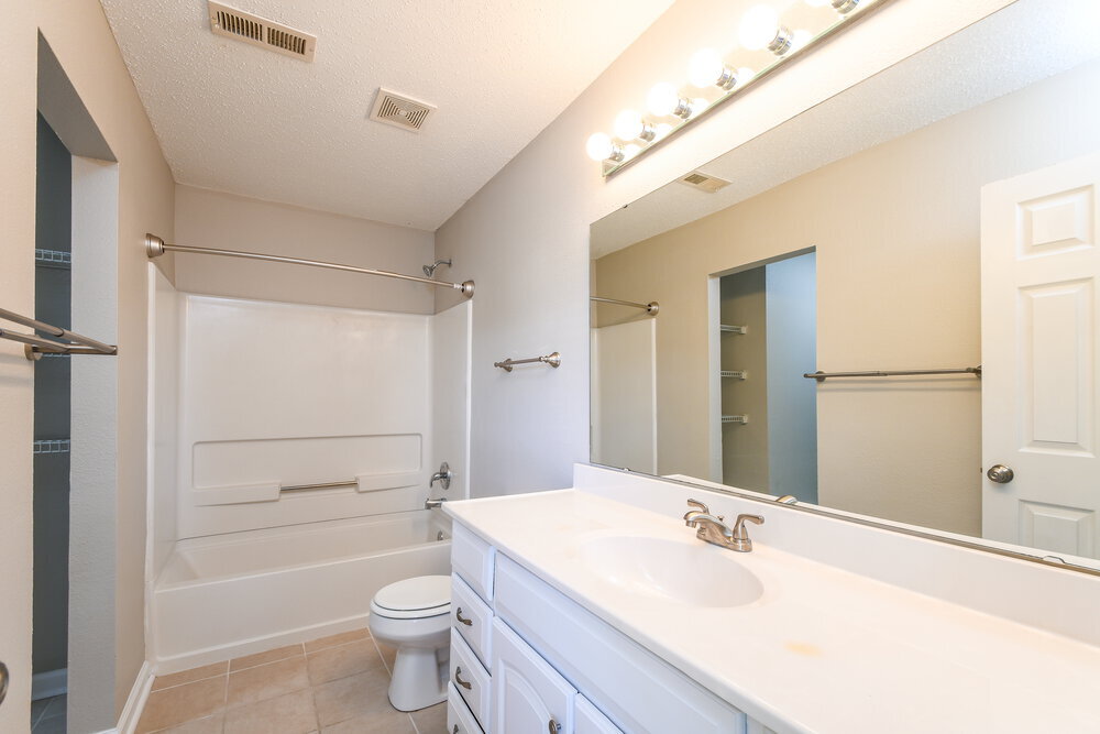 Building Photo - 958 Streamside Dr