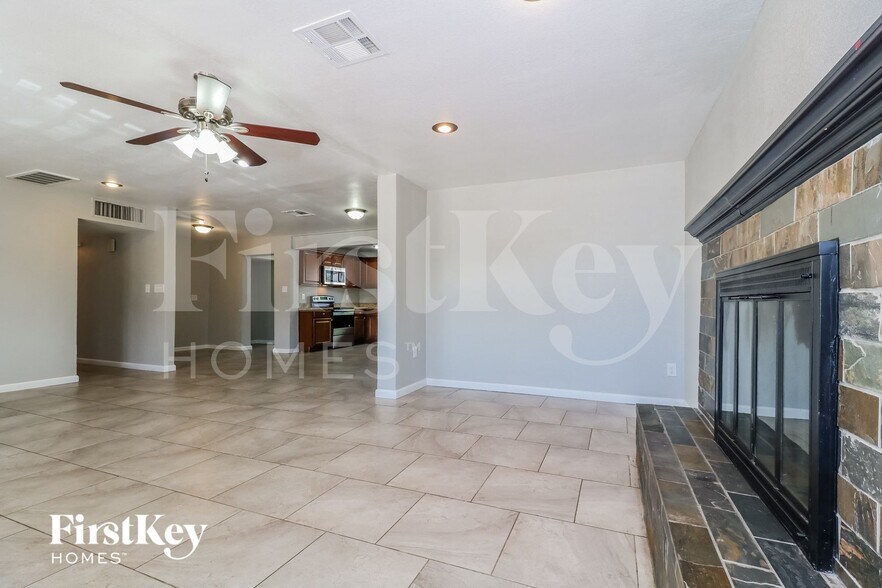 Building Photo - 806 E El Caminito Dr