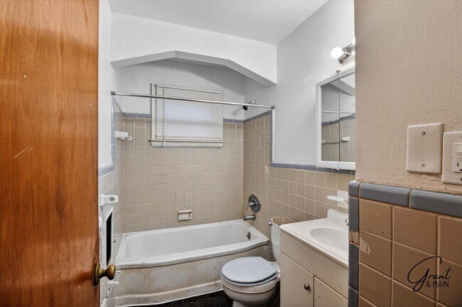 Building Photo - $1050 Charming 2 Bed Home