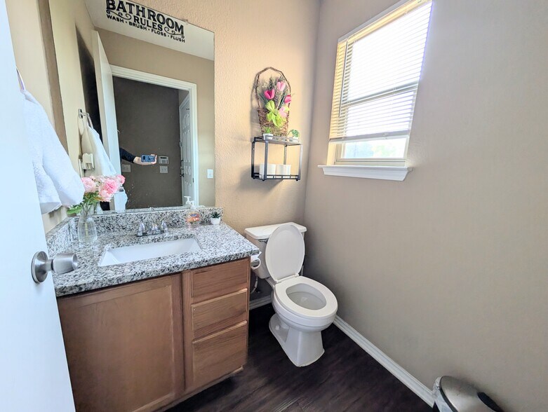 Building Photo - 5303 Viewpoint Dr