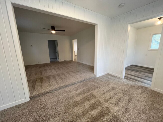 Building Photo - 4 Bed/1.5 Bath Rental Home in Central Sioux Falls!