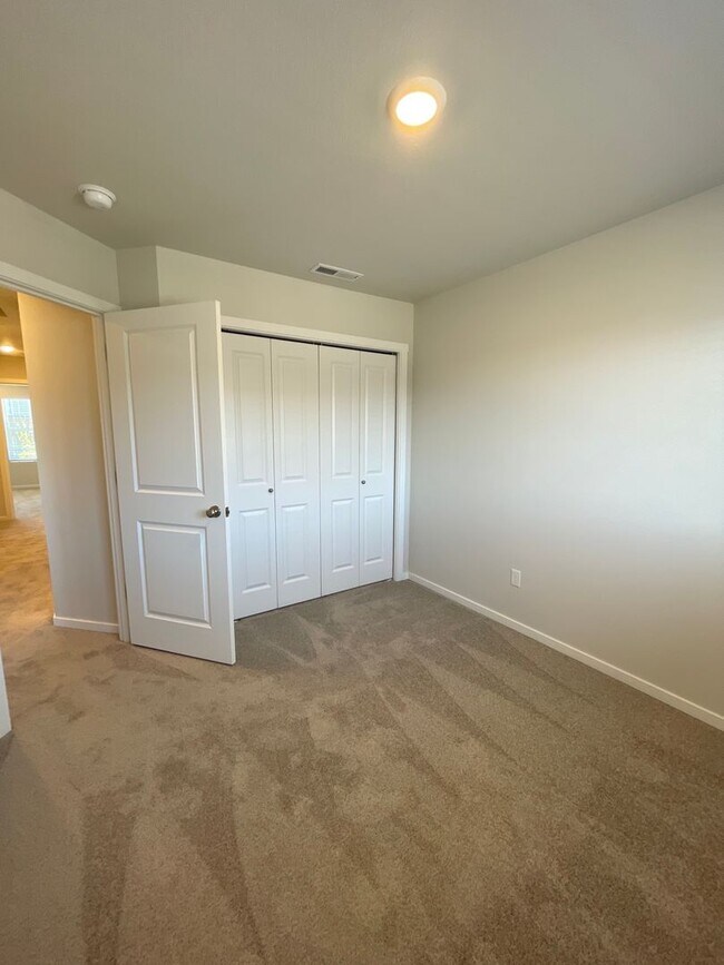 Building Photo - Town Home in NW Redmond's Canyon Ridge