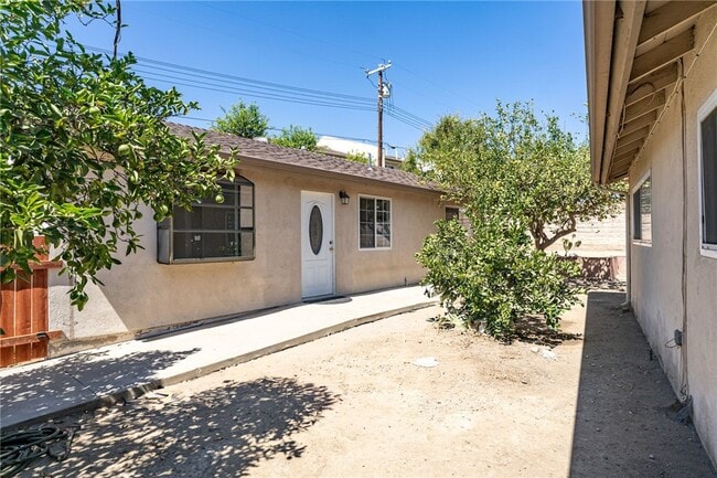 Primary Photo - 9833 Shoshone Ave