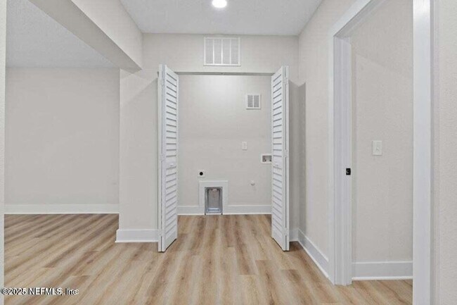 Building Photo - 10856 Hawaii Dr S