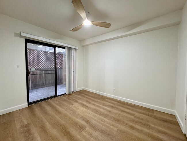 Building Photo - Stylish 2 bed + 2.5 bath + loft townhome n...