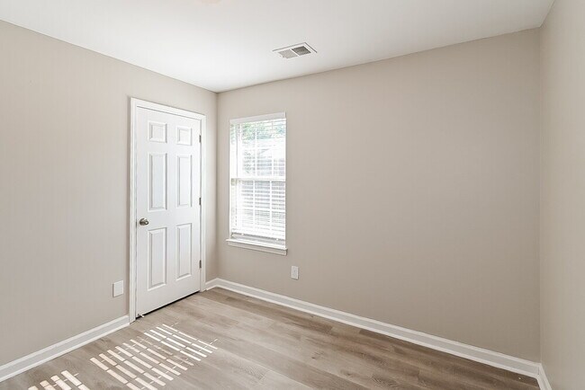 Building Photo - 4244 Shadow Oaks Dr