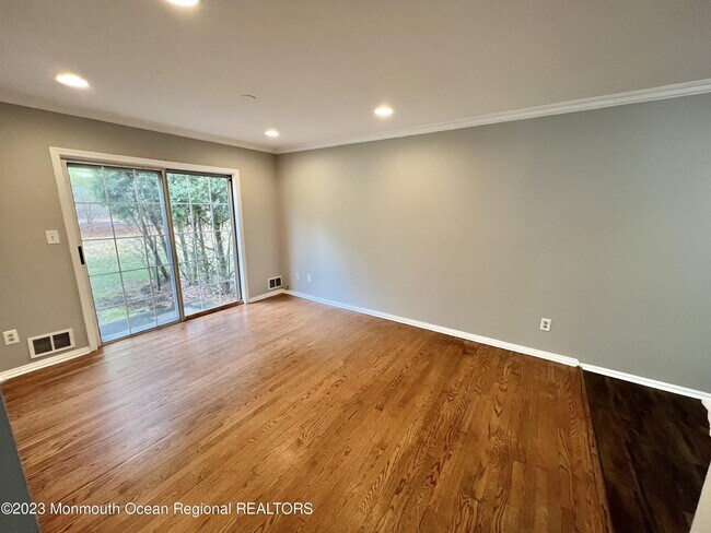 Building Photo - 833 Mariposa Ct