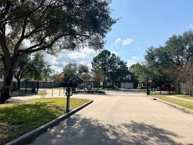 Building Photo - 23730 River Pl Dr