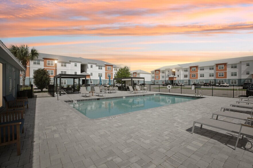 Building Photo - Champion Townhomes