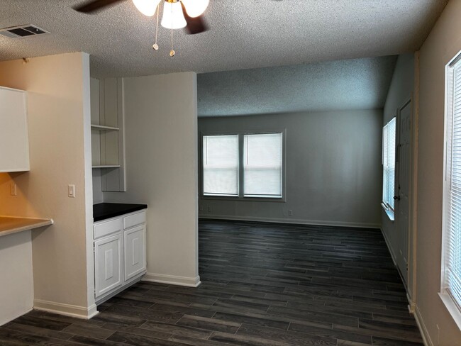 Building Photo - 3 Bedroom 2 Bath