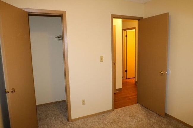 Building Photo - $925 | 2 Bedroom, 1 Bathroom Apartment | N...