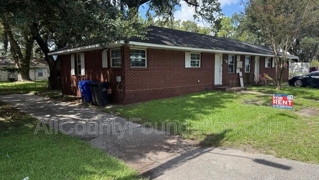Building Photo - 5651 Parana St