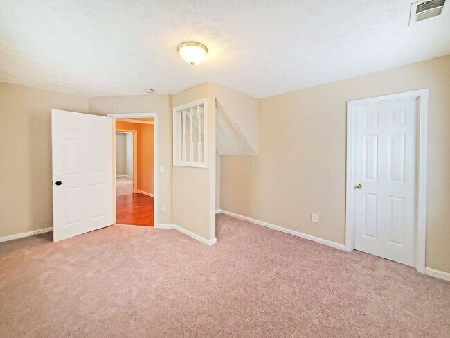 Building Photo - Beautifully Updated 4-Bedroom Home Near Mo...