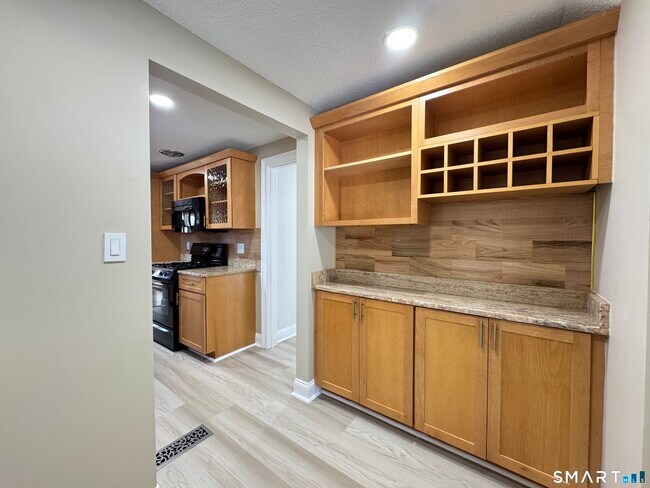 Building Photo - 2 Highland Square