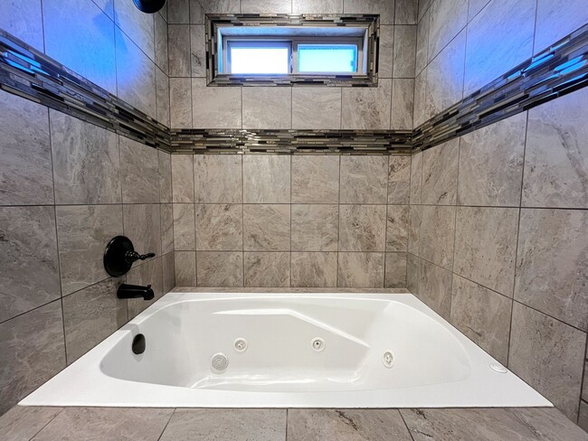 Building Photo - Lovely 3 Bedroom 2 Bathroom Home In NE ABQ!