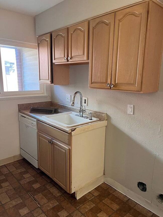Building Photo - Spacious Three Bedroom Townhome in Westmin...