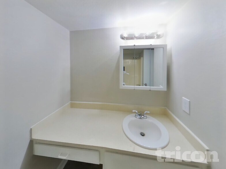 Building Photo - 6431 W Hatcher Rd