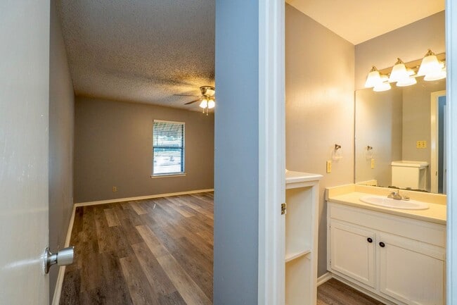 Building Photo - Fully Remodeled Townhome with Loft and Pri...