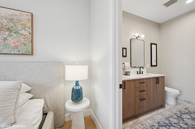 Building Photo - 4932 N Kenmore Ave