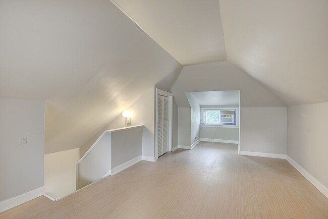 Building Photo - 3036 Urwiler Ave