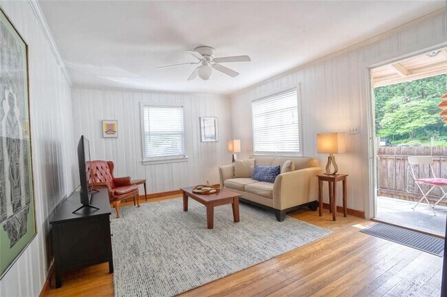 Building Photo - 883 Amsterdam Ave NE