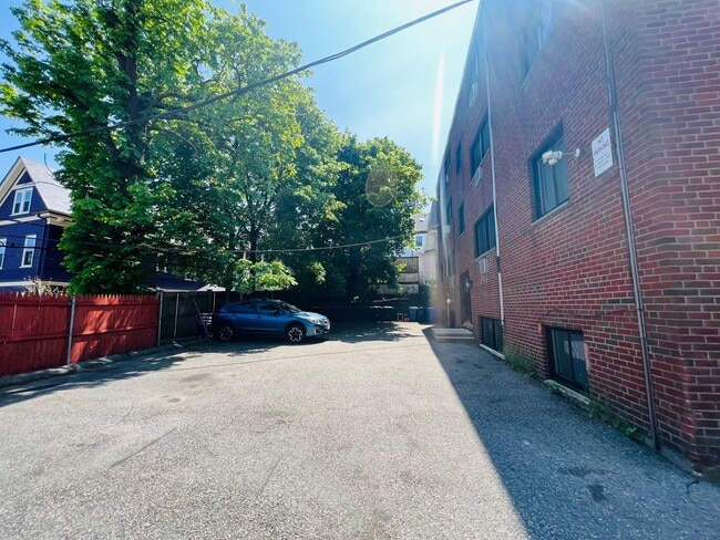 Building Photo - SUPERB Jones Hill location!
